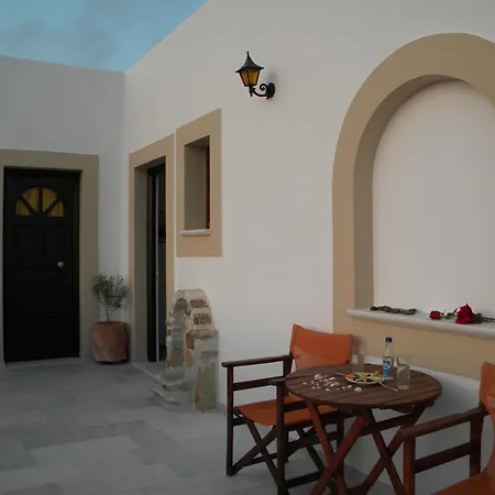 מלון Faros Small And Restaurant 3*