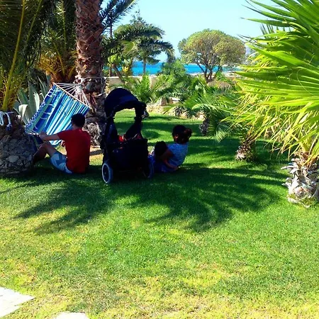 מלון Faros Small And Restaurant 3*