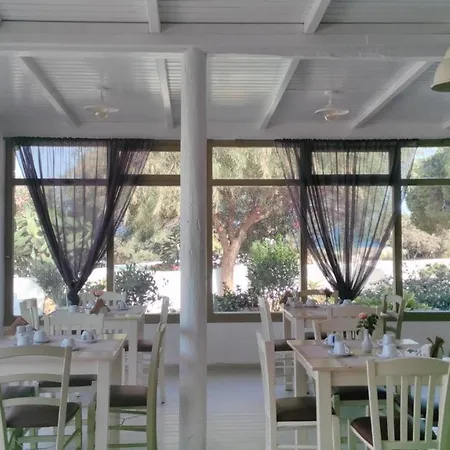 מלון Faros Small And Restaurant